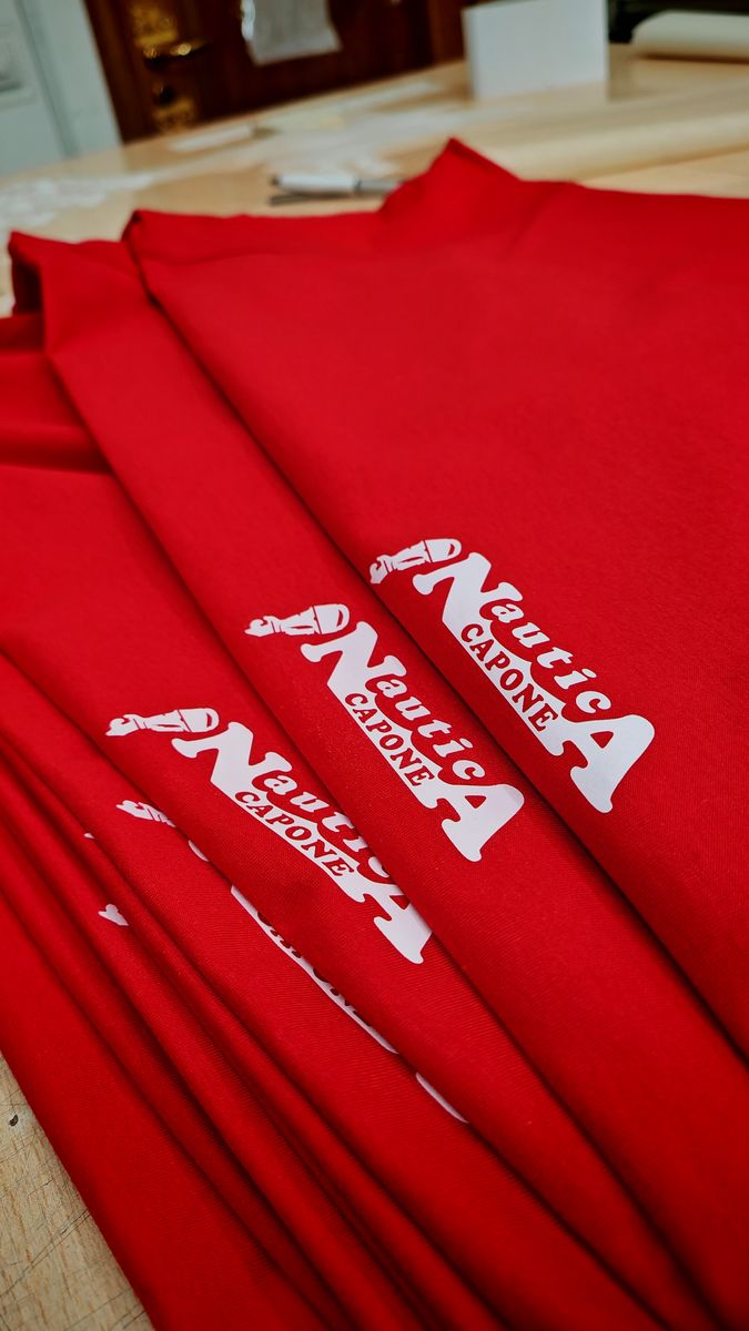 Magliette rosse personalizzate per lo staff di un'azienda nautica, stampate a Lecce