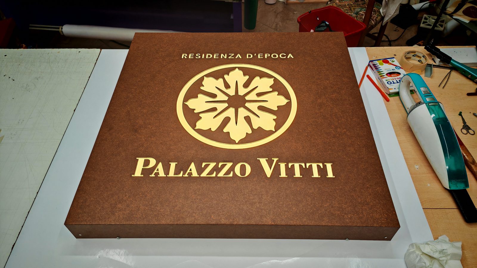Insegna luminosa su misura in Dibond effetto corten per Palazzo Vitti, realizzata a Lecce