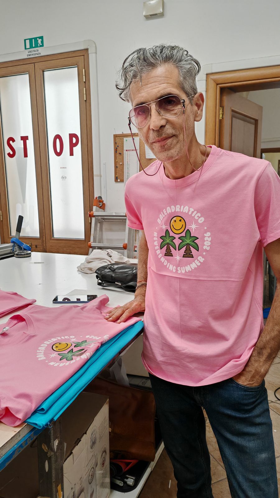 T-shirt personalizzata con stampa DTF indossata durante la verifica finale nel laboratorio di Lecce