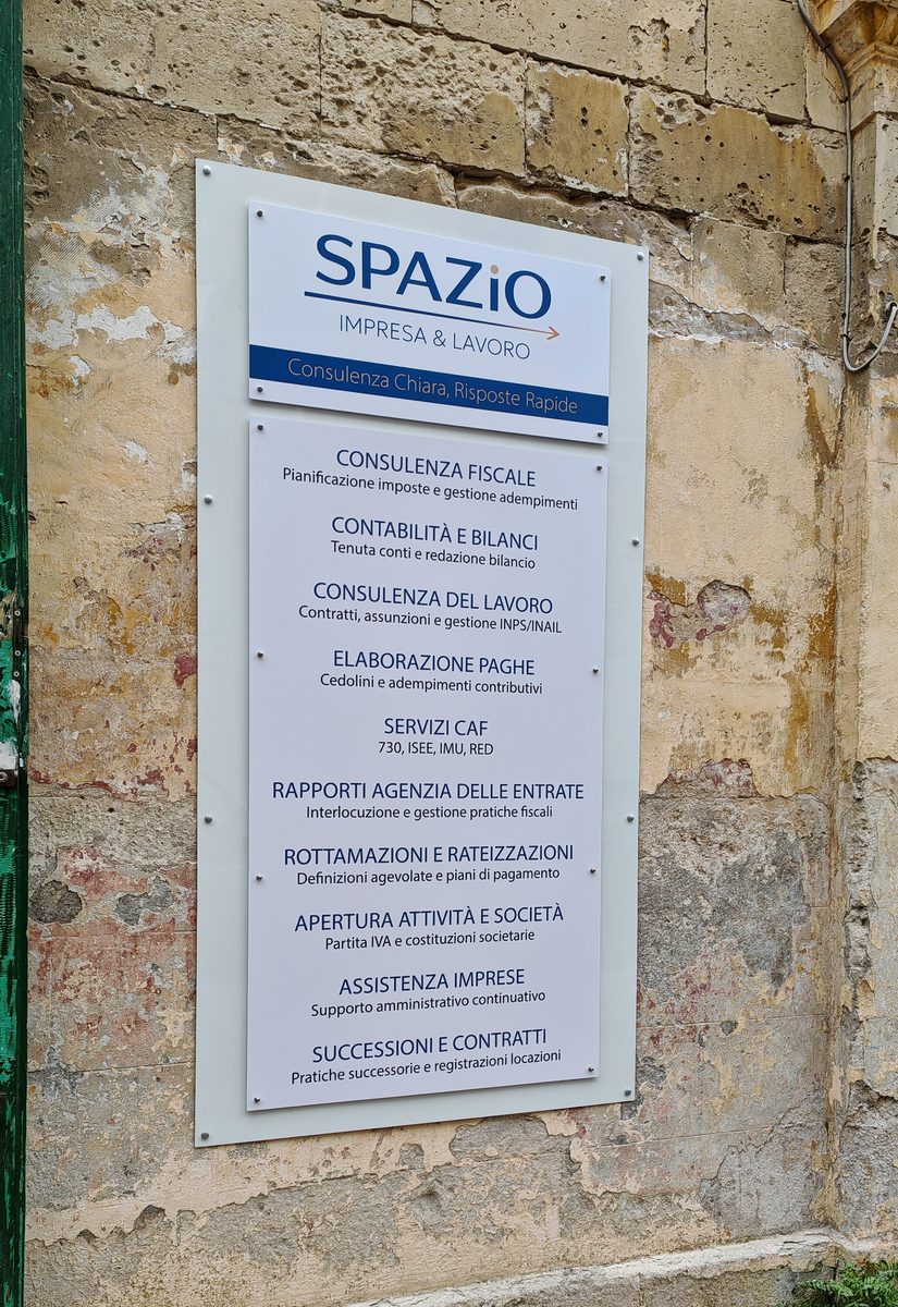 Targa a doppio livello installata sulla facciata in pietra della sede di Spazio Impresa e Lavoro, nel centro storico in provincia di Lecce