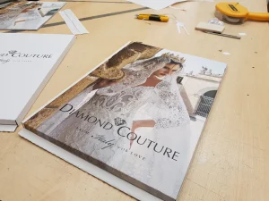 Catalogo di moda sposa con cofanetto bianco sul banco del laboratorio