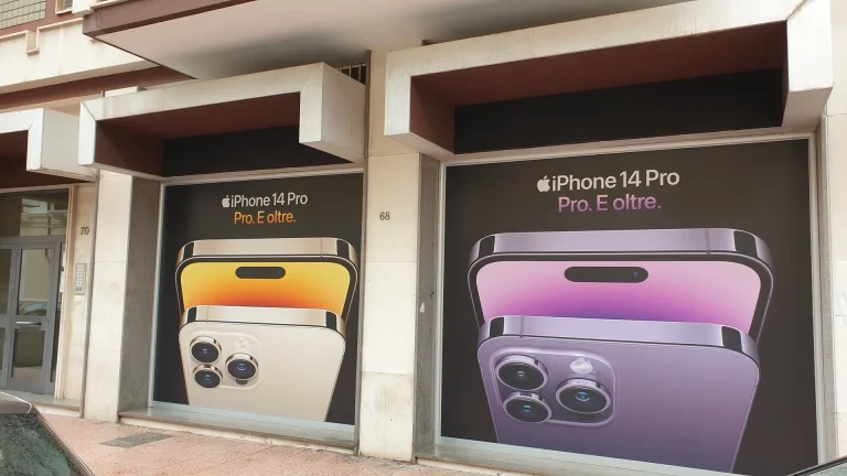 Tre vetrine di un negozio di telefonia rivestite con grafiche adesive a tutta superficie